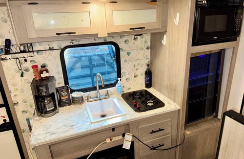 Clear Lake House | Cozy 2023 RV in Clearlake – Sleeps 4 w/AC, WiFi & Free Coffee