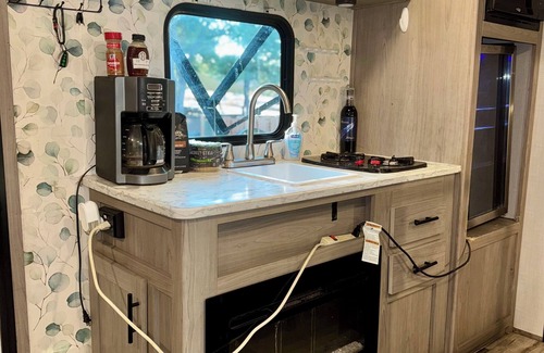 Clear Lake House | Cozy 2023 RV in Clearlake – Sleeps 4 w/AC, WiFi & Free Coffee