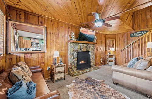 Caton Cabin | COZY 2BD Cabin in the Woods +Fireplace/HOT TUB