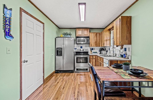 Caton Cabin | COZY 2BD Cabin in the Woods +Fireplace/HOT TUB