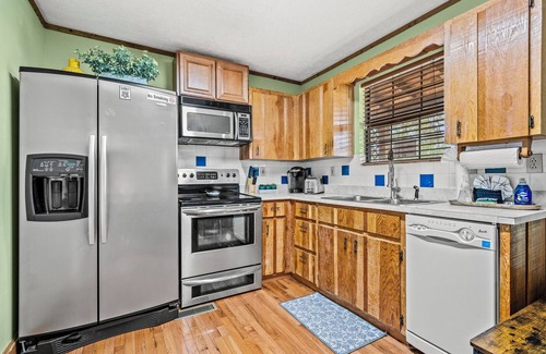 Caton Cabin | COZY 2BD Cabin in the Woods +Fireplace/HOT TUB