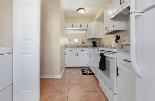 Longview House | Cozy 2bdr Townhome, King Bed, Pet Friendly, Centrally Located