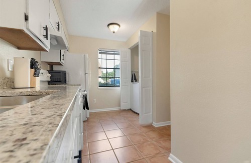 Longview House | Cozy 2bdr Townhome, King Bed, Pet Friendly, Centrally Located