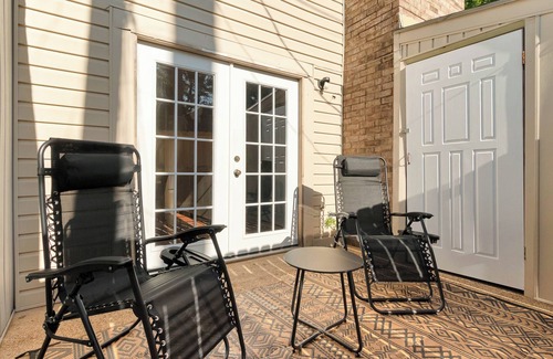 Longview House | Cozy 2bdr Townhome, King Bed, Pet Friendly, Centrally Located