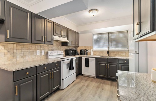 Charlotte Condo | Cozy 2BR/1.5BA Condo Near NoDa + Uptown Full Kitchen & Free Parking
