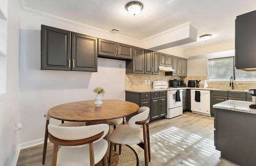 Charlotte Condo | Cozy 2BR/1.5BA Condo Near NoDa + Uptown Full Kitchen & Free Parking
