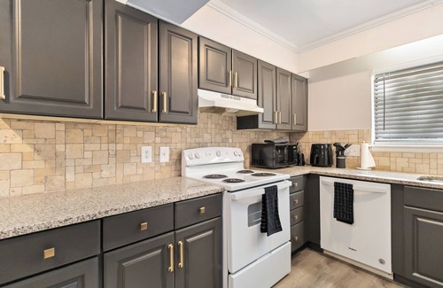 Charlotte Condo | Cozy 2BR/1.5BA Condo Near NoDa + Uptown Full Kitchen & Free Parking