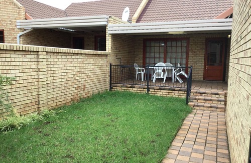 Bloemfontein House | Cozy 2BR 2BR Townhouse Netflix Private Parking Great Location!