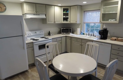 Northampton Apartment | Cozy 2BR apartment just 1 mile from downtown Northampton with AC!