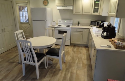 Northampton Apartment | Cozy 2BR apartment just 1 mile from downtown Northampton with AC!