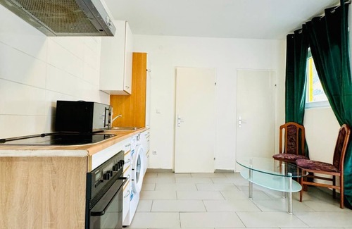 Liesing Apartment | Cozy 2BR Apt Sleeps 6 Direct City Access