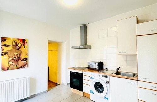 Liesing Apartment | Cozy 2BR Apt Sleeps 6 Direct City Access