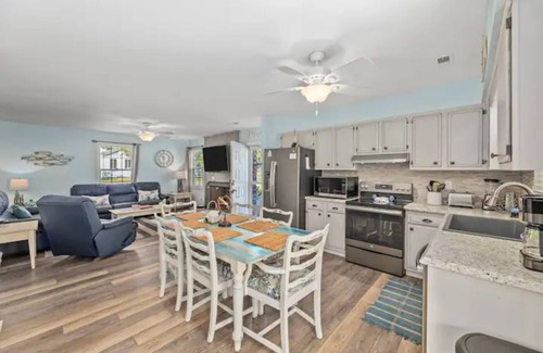 Crescent Beach House | Cozy 2Br Beach House + King Bed + Firepit -> Walk to the Beach!