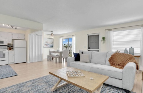 Cypress Lake Condo | Cozy 2BR Condo: Pool, Shuffleboard, Tiki Hut & Beach Proximity!