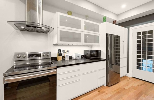 Downtown Toronto Hotel | Cozy 2BR - Downtown - 4 min walk to Subway