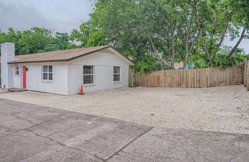 Georgian Acres House | Cozy 2BR Duplex in North Austin Furnished & Pet Friendly