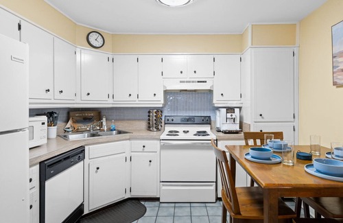 Gulf Breeze Condo | Cozy 2BR | Gourmet Coffee Ready