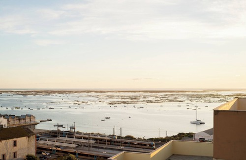 Sao Pedro Apartment | Cozy 2BR - Hot Tub - Sea View