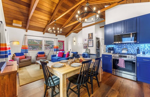 Alma House | Cozy 2BR Mountain Cabin, Hot Tub, Fire Pit, Yoga, 20 Min to Breck