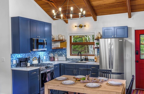 Alma House | Cozy 2BR Mountain Cabin, Hot Tub, Fire Pit, Yoga, 20 Min to Breck