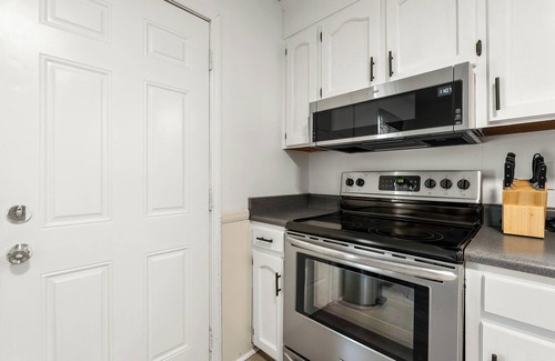Wellford House | Cozy 2BR newly renovated mid-century modern duplex