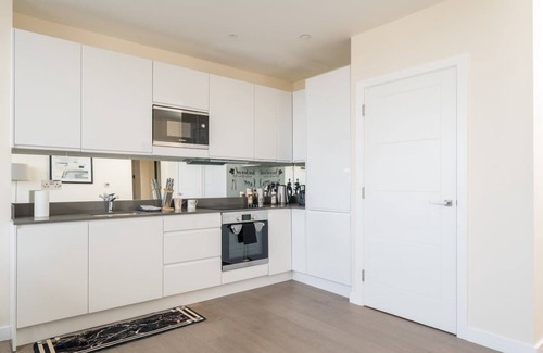 London Borough of Bromley Apartment | Cozy 2BR Retreat by Bromley Town Centre