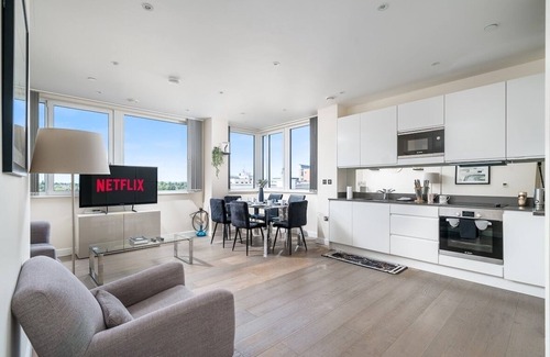 London Borough of Bromley Apartment | Cozy 2BR Retreat by Bromley Town Centre