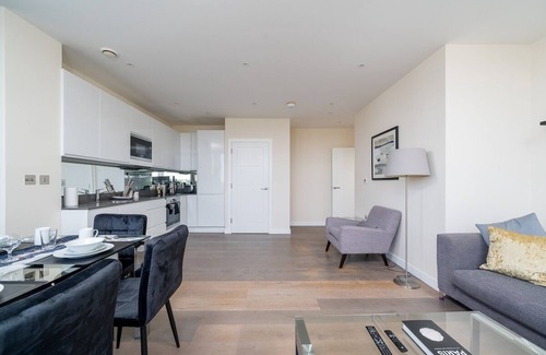 London Borough of Bromley Apartment | Cozy 2BR Retreat by Bromley Town Centre