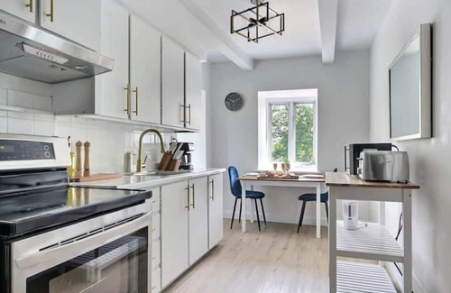 Quartier 5-4 Apartment | Cozy 2BR - Sahir Suite W/King Bed Free P