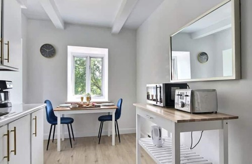 Quartier 5-4 Apartment | Cozy 2BR - Sahir Suite W/King Bed Free P