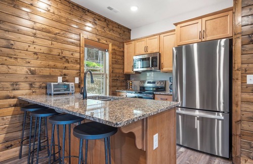 Branson Cabin | Cozy 2BR Tall Timbers Cabin Free Tickets, Resort Pools, Fishing Pond & Discount Golf