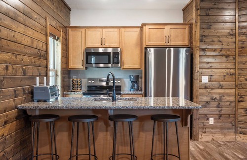 Branson Cabin | Cozy 2BR Tall Timbers Cabin Free Tickets, Resort Pools, Fishing Pond & Discount Golf
