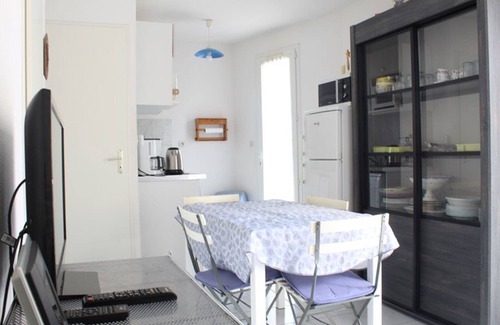 Marseillan Plage House | Cozy 2BR Townhouse with Garden, BBQ, Private Parking - Sleeps 5