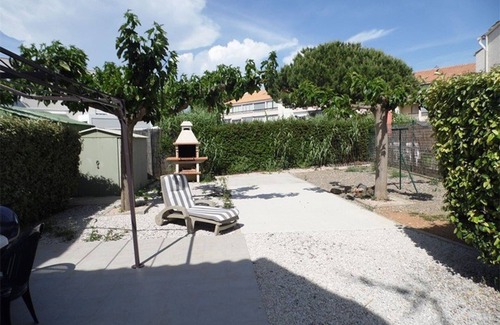 Marseillan Plage House | Cozy 2BR Townhouse with Garden, BBQ, Private Parking - Sleeps 5