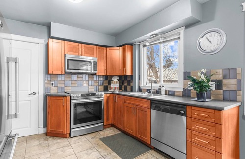 Edmonton Apartment | Cozy 2BR Unit By University of Alberta, Hospital, Whyte Ave, River Valley