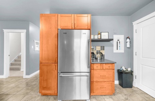 Edmonton Apartment | Cozy 2BR Unit By University of Alberta, Hospital, Whyte Ave, River Valley