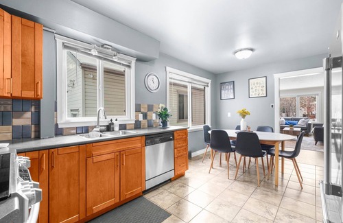 Edmonton Apartment | Cozy 2BR Unit By University of Alberta, Hospital, Whyte Ave, River Valley