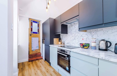 Leek House | Cozy 3-Bed Home, Perfect for Business & Groups!