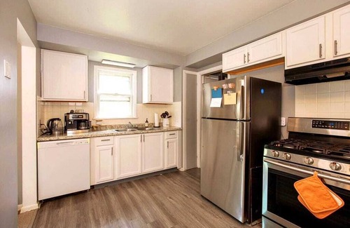 Maple Heights House | Cozy 3 bed homenNEW ON VRBO DISCOUNTED PRICE, EXCELLENT REVIEWS OTHER PLATFORMS