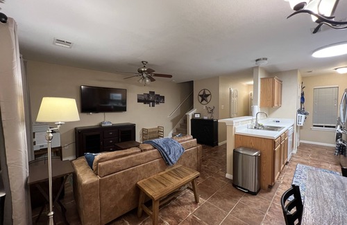 University Hills and Windsor Park House | Cozy 3-bed townhouse near Mueller and DT Austin