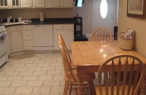 North End Condo | Cozy 3 Bedroom 1 1/2 Blocks to Beach & Amusements Pets Friendlyn