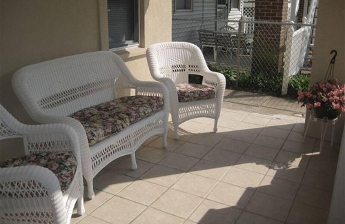North End Condo | Cozy 3 Bedroom 1 1/2 Blocks to Beach & Amusements Pets Friendlyn