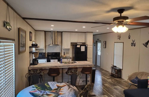 Negreet House | Cozy 3-bedroom 2 bath,5beds mobile home. Close to a boat launch. Covered parking