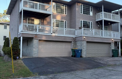 Miller Beach Condo | Cozy 3-bedroom 3 bathroom condo with AC, WiFi in charming Miller Beach