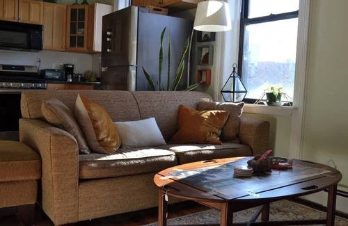 Historic Downtown Apartment | Cozy 3 Bedroom Apartment Downtown Jersey City, One Train Stop to NYC