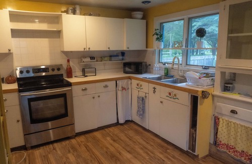 Westerly Apartment | Cozy 3-bedroom apartment with AC and WiFi minutes from the Westerly beaches