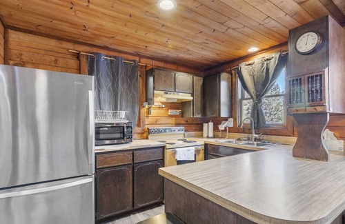 Worley Cabin | Cozy 3-bedroom cabin in fabulous Worley with AC, WiFi, and a game room.