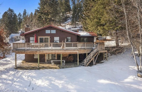 Worley Cabin | Cozy 3-bedroom cabin in fabulous Worley with AC, WiFi, and a game room.