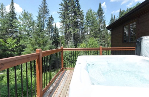 Saint-Faustin-Lac-Carre Ski Chalet | Cozy 3-bedroom chalet in lovely Mont-Blanc with WiFi and SPA.