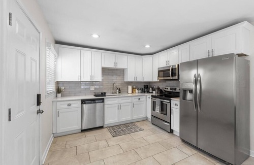 East Raleigh House | Cozy 3 Bedroom Cottage with Huge Fenced-In Yard